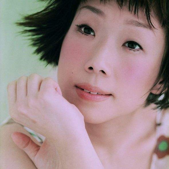 林忆莲的长相并不是好看类型的,小眼睛,整个人也不是大气美艳的.
