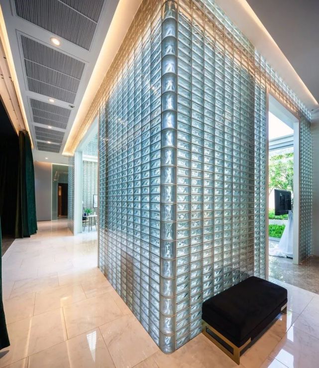用2 万块玻璃砖造的售楼处,连室内装修都省了
