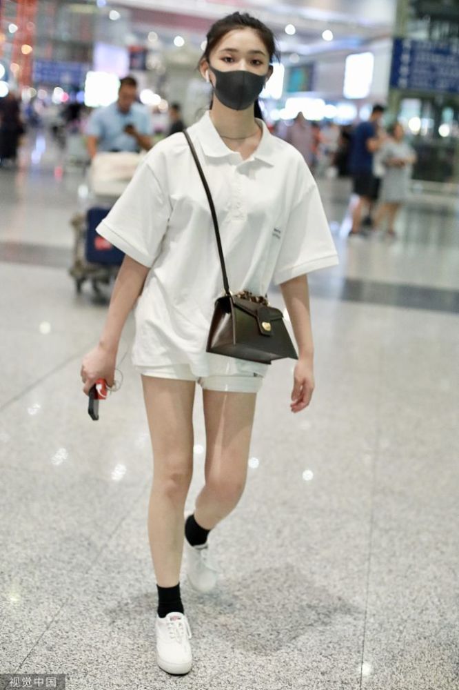 林允机场不忘"备货"暴露吃货属性,斜跨包包秀长腿元气