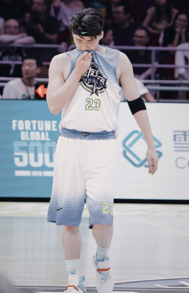 李易峰打篮球照流出,肌肉线条男友臂让人尖叫,咬衣服
