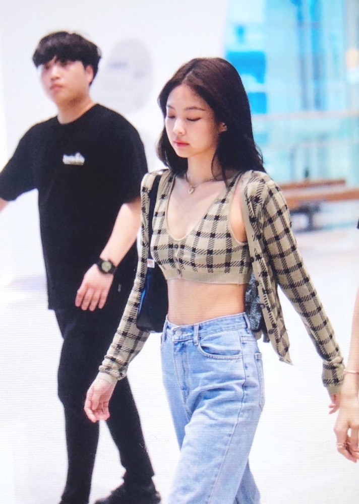 jennie金智妮机场街拍:夏天的衣服越短越时髦啊!