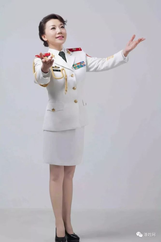 她是军旅歌唱家,是"潘家的军人",带着歌儿回家