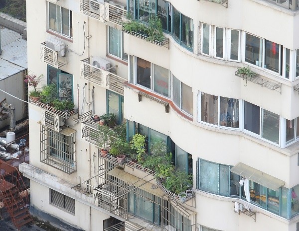 图说:高层建筑的阳台外花架,花盆和卫星电视接收装置都是高空坠物的