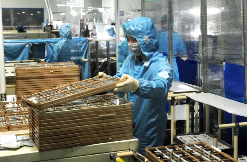 位于浏阳的蓝思科技股份有限公司厂区的手机玻璃生产线