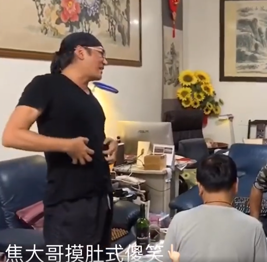 岁月是把杀猪刀,52岁焦恩俊近照胖到认不出,摸肚式傻笑好可爱