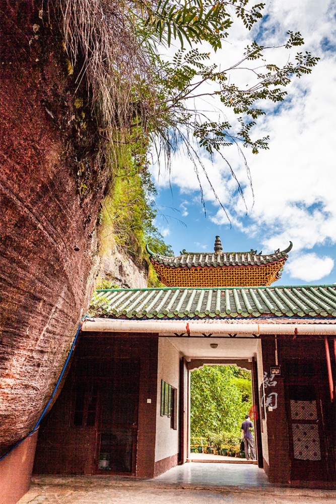 在中国最美七大丹霞之首的悬崖峭壁中,竟有一座天然形成的古寺