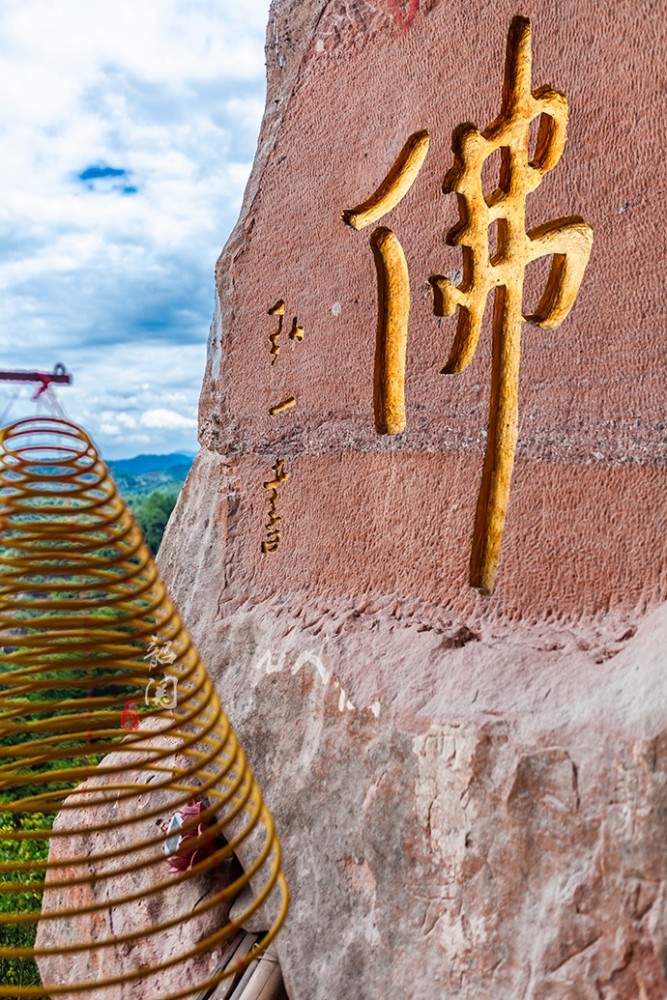 在中国最美七大丹霞之首的悬崖峭壁中,竟有一座天然形成的古寺