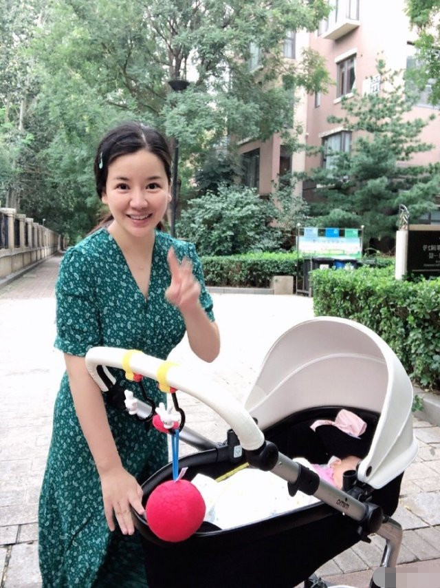 央视主持人红果果出月子遛娃,女儿小橘子胖乎乎躺婴儿车里好可爱