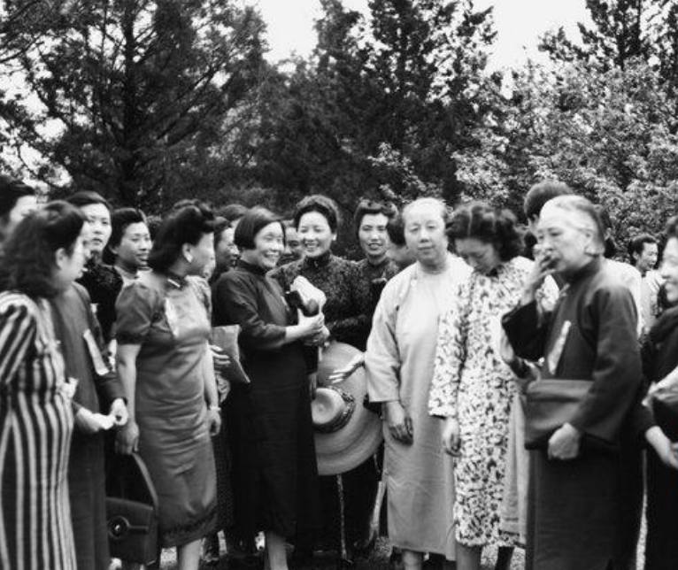 1948年老照片民国第一夫人宋美龄参加户外下午茶餐会