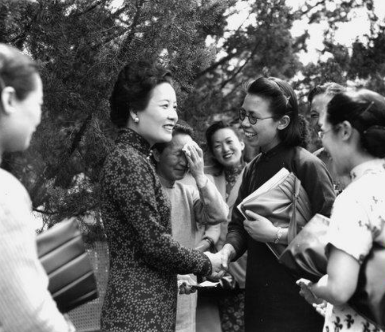 1948年老照片民国第一夫人宋美龄参加户外下午茶餐会