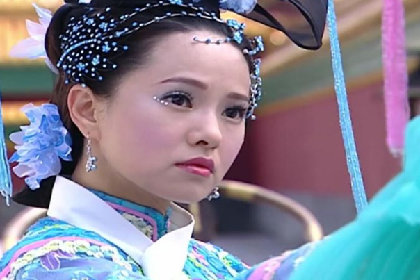 4位女星头上戴的乌纱冠,佟丽娅甩人一条街,霍思燕略显无奈