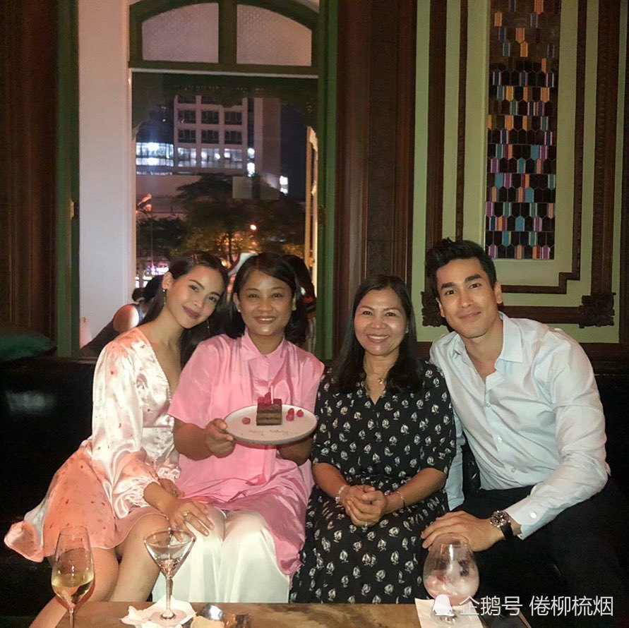 yaya与nadech与妈妈们一起庆贺母亲节