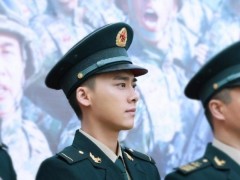 李易峰一身军装,正气凛然,向大家展示什么叫做真正男子汉!
