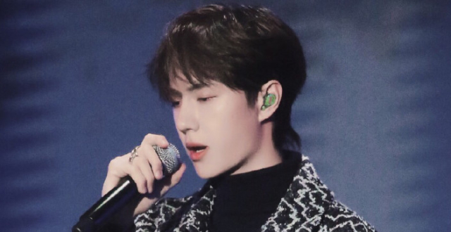 一个男生总是主动和你说话,但是他总是和你说的太亲密