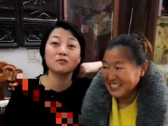 大衣嫂穿皮衣和亲家母同框,网友说亲家母人漂亮,大衣嫂心善良