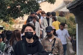 《余生请多指教》曝出最新路透照,杨紫肖战手牵手对视十分甜蜜