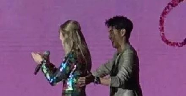 霉霉广州见面会被男主持摸手摸腰,粉丝喊话:拿开你的咸猪手