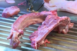 1斤不到30元!我市鱿鱼降价了猪肉胡萝卜荷兰豆图片