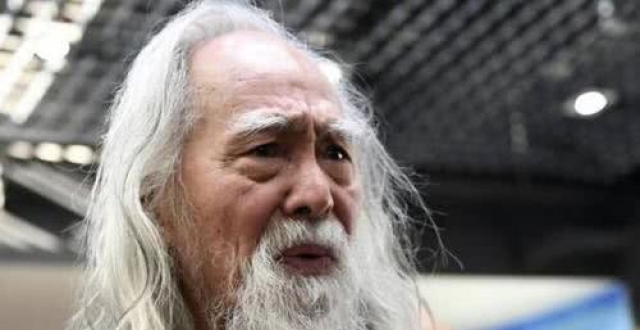 中国最帅老头,83岁坚持健身一身肌肉,76岁老婆是大长腿!