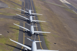 澳大利亚空军很嘚瑟,现役加油机全体"走秀",1架能当6架轰油6_2