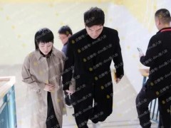 马丽官宣怀孕,两人手牵手街头撒狗粮,许文赫帮忙穿衣男友力十足