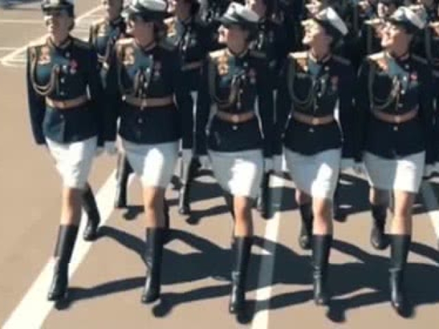 俄罗斯女兵凭什么闻名全世界?看她们踢正步的样子我了