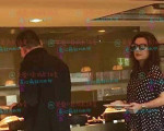 赵薇携家人迪拜旅游 被拍到小腹凸起惹二胎疑云