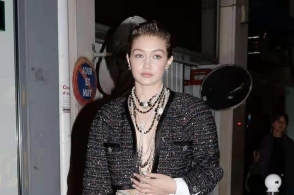 gigi香奈儿秀场衣服直接穿回家,真空挂满珠宝做内搭,有钱真好