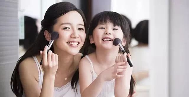 孩子总拿走妈妈的口红玩,可能是具有"审美意识"的表现,要重视