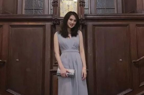 华为老总任正非的小女儿火了!穿开叉裙a翻全场,被称为