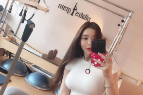 时尚辣妈健身带娃两不误,肤白貌美,散发母性光辉