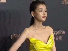 孙怡瘦成"扁平排骨胸"走红毯,裙子下滑的那刻,救场动作亮了!