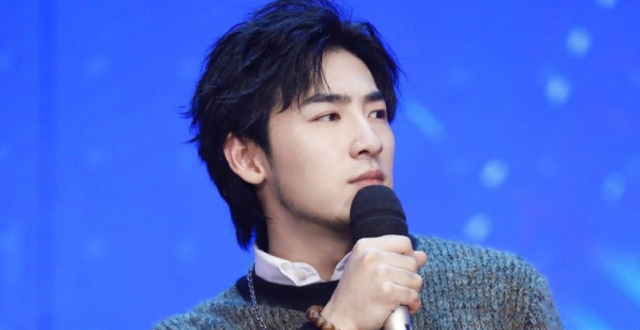 跨年宣传:高天鹤刮了胡子年轻5岁,王一博吓出双下巴,事后很憨