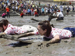 日本"最污"的节日,男男女女当街抱住玩泥巴,看完你敢尝试吗?