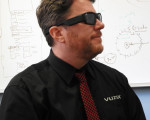 这是VR眼镜？居然比电影院的3D眼镜还小！