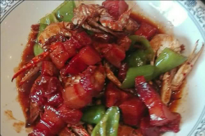 如果餐桌上有三个菜,分别是红烧肉,炒菜心和炒鸡蛋,夹菜时,先夹哪个菜