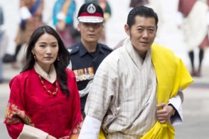 21岁不丹王后太低调!穿花衣佩戴绒布王冠,大婚没钻石依旧闪耀