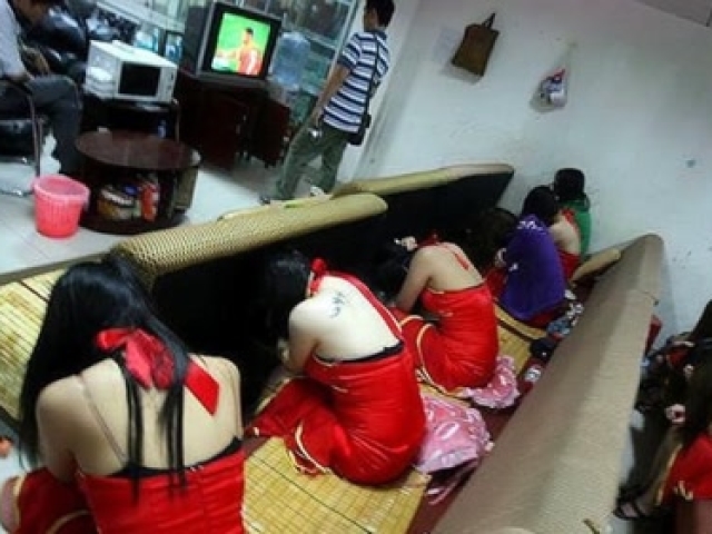 足浴店暗藏"果冻"等涉黄服务项目,民警突击当场抓获"野鸳鸯"!