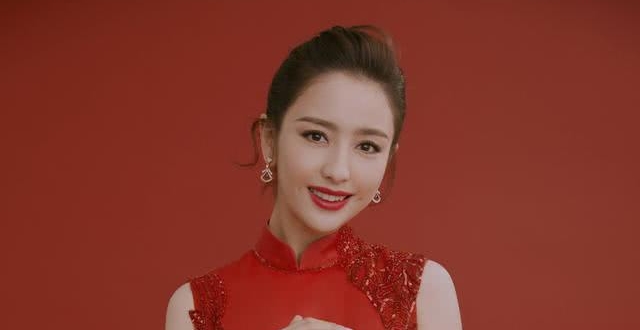 佟丽娅惊艳了整个春晚,红裙气场全开的丫丫,让人挪不开眼!