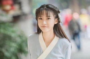 因剪刀手照片走红的黄婷,曾被富豪许诺娶她为妻,如今长成网红脸