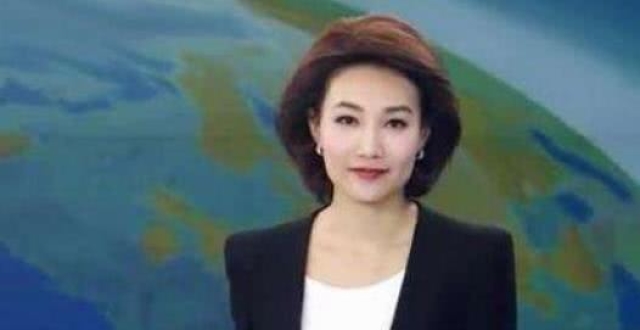 央视女主持人直播中摘掉"假发套"惊艳众人,瞬间年轻了二十岁!
