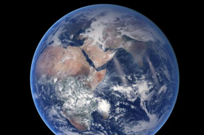 地球为何从蓝转变成绿,最新卫星照片显示,地球已呈灰蓝色