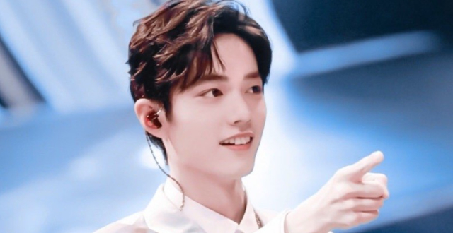 肖战玫瑰物料大放送,目光深情告白直戳心脏,代表性的笑容看不腻