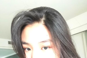 汪峰14岁女儿穿职业装,大长腿遗传亲妈气质,同学夸小苹果多才多艺
