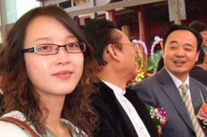 蒋大为近照精神抖擞,张佩君身材富态,为女儿蒋怡在加国置业安家