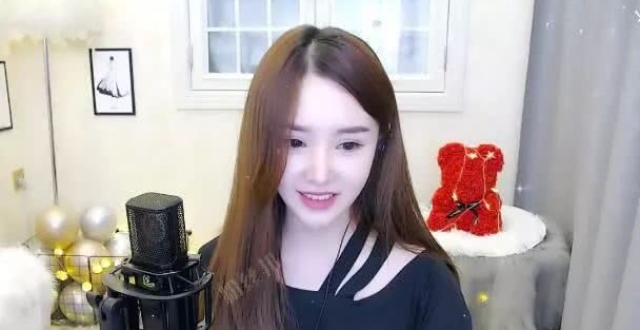 退网四年曼妍复播,直言"生活所迫"吃不起饭,签约奇领发哥豪刷