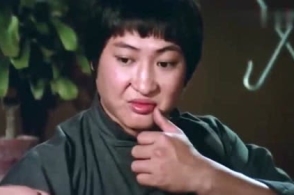 洪金宝模仿李小龙这段,动作表情非常到位!