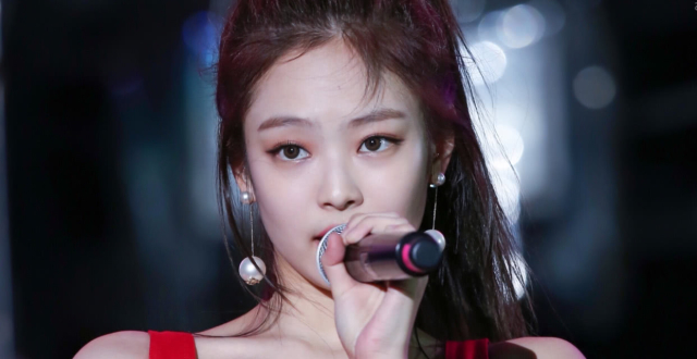 jennie太会穿了?穿红色吊带蕾丝裙现身巡演,俏丽美艳又性感!