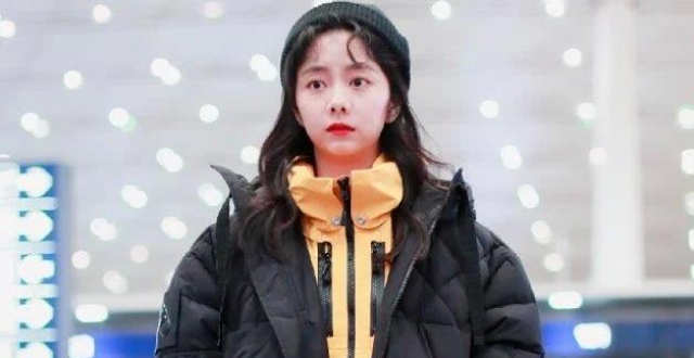 妈妈去世近一年后,谭松韵形象有点改变,肉肉的圆脸,瘦出了下巴