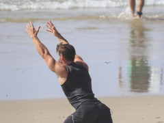 37岁"雷神索尔"拜伦湾冲浪!肌肉型男在线热身,姿势超级搞笑